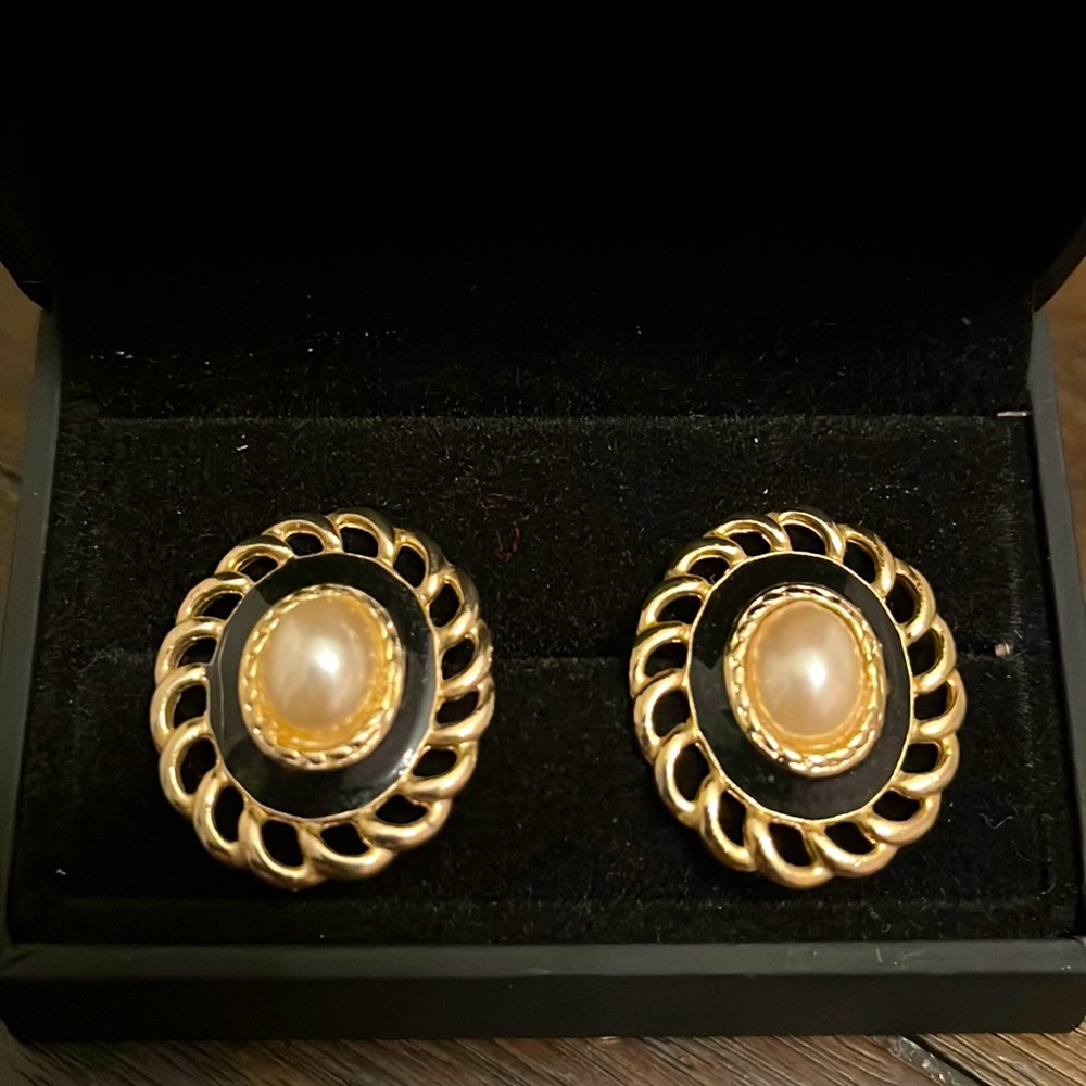 Fashion earrings with yellow gold and pearl look. Very nice and looks real. - Picture 1 of 3
